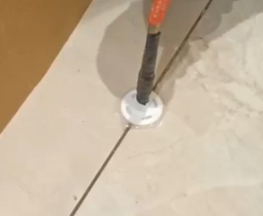 青云谱瓷砖空鼓维修公司专业解答瓷砖在铺贴过程中，如果没有涂抹均匀到位的粘结材料（如水泥砂浆或瓷砖胶），可能会导致以下问题